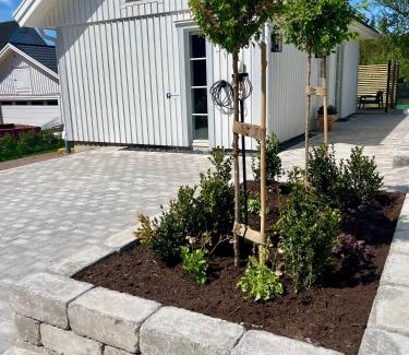 Vimmerby House | Nybyggd gäststuga med gångavstånd till badplats
