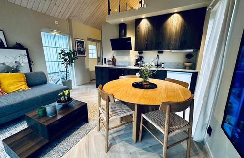 Vimmerby House | Nybyggd gäststuga med gångavstånd till badplats