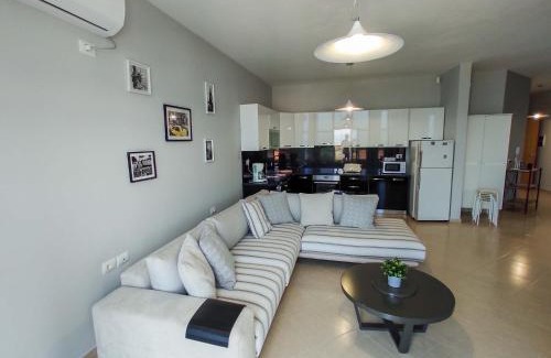 Tragjas Apartment | NYC Modern & Spacious Apartament 5 min from seaside