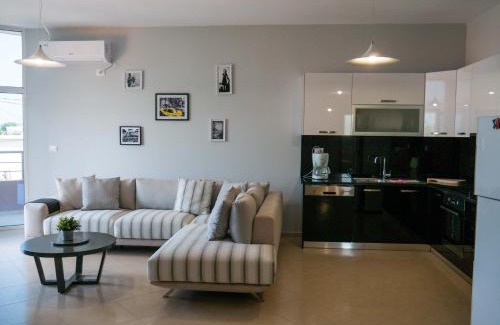 Tragjas Apartment | NYC Modern & Spacious Apartament 5 min from seaside