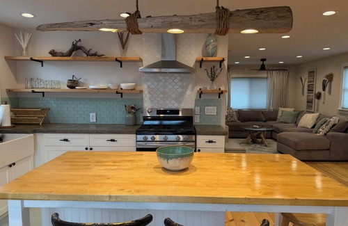 Highlands House | NYC to Zen - Spa Bungalow w/Hot Tub, Gym - Walk to the Beach + Ferry Access
