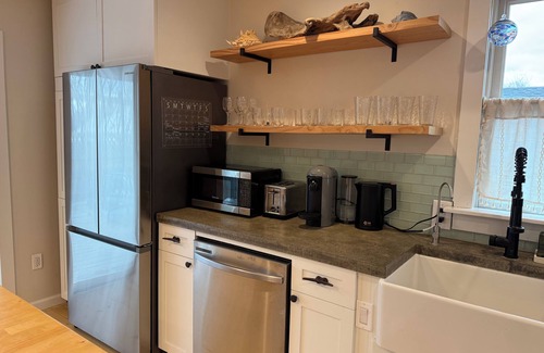 Highlands House | NYC to Zen - Spa Bungalow w/Hot Tub, Gym - Walk to the Beach + Ferry Access