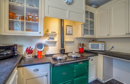 Newport House | Nye Beach 3-Story Victorian has Ocean Views, Beach Nearby, Two Bedrooms