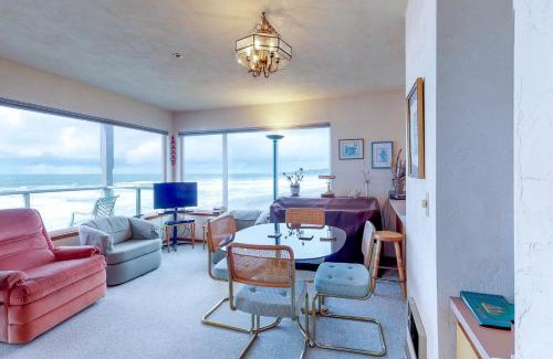 Newport Apartment | Nye Beach Lighthouse Vista