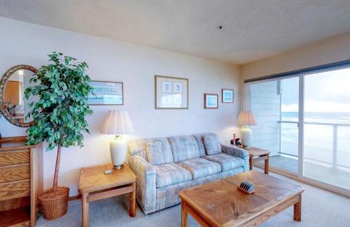 Newport Apartment | Nye Beach Lighthouse Vista