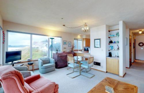 Newport Apartment | Nye Beach Lighthouse Vista
