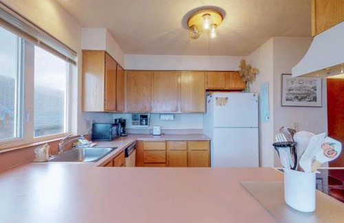 Newport Apartment | Nye Beach Lighthouse Vista