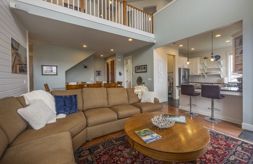 Newport House | Nye Ki-Ki - in the Heart of Nye Beach, Sleeps 8, Heart of Nye Beach, Ocean View, Hot Tub, BBQ