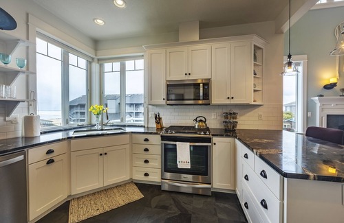 Newport House | Nye Ki-Ki - in the Heart of Nye Beach, Sleeps 8, Heart of Nye Beach, Ocean View, Hot Tub, BBQ