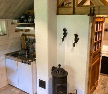 Kolmarden House | Nyrenoverad liten stuga i Marmorbruket