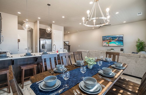 Ivins House | O-50| Resort Home! Private Hot Tub * Resort Pool * 2 Family Rms