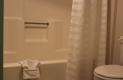 Lompoc Hotel | O'cairns Inn & Suites