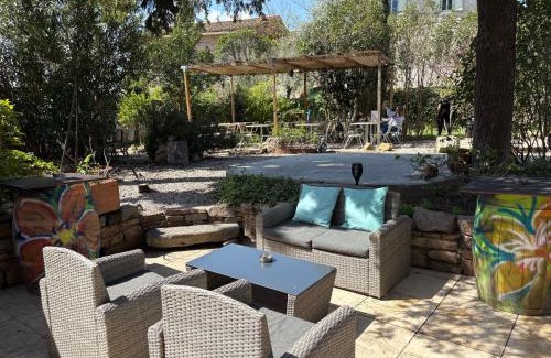 Fabrezan Bed & Breakfast | O'MAZETTE CHAMBRE ROMANTIQUE VUE JARDIN AVEC PISCINE découverte de l'Aude