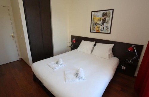 Mandelieu-la-Napoule Beach Apartment | O'Sullivans Bar and Hotel