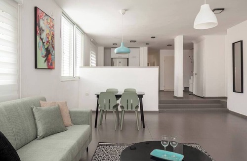 Bat Yam Apartment | Oַ&O Group-Amazing APT Bat-Yam 3 Min Walk To Beach