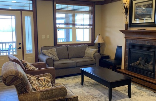 Port Stanton Cottage | Oak Cottage - Lakefront Cottage on Beautiful Sparrow Lake