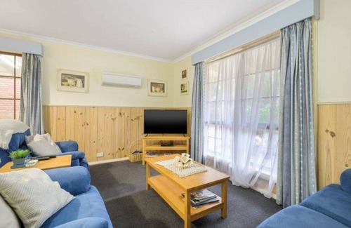 Bright House | Oak Cottage - Tudor Village Unit 5
