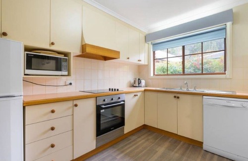 Bright House | Oak Cottage - Tudor Village Unit 5