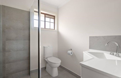 Bright House | Oak Cottage - Tudor Village Unit 5