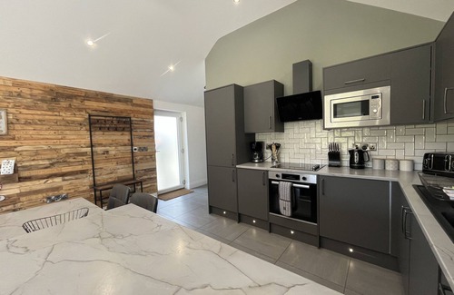 St. Florence Cottage | Oak Cottage with large garden and hot tub