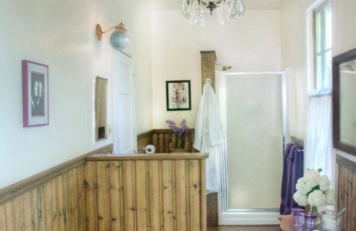 Alton Bed & Breakfast | Oak Grove B&B second-floor suite with two rooms no pets