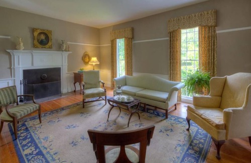 Alton Bed & Breakfast | Oak Grove B&B Treehouse Queen Bed 2 Porches-Pet Friendly