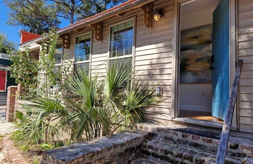 Westside House | Oak House Charleston 3BR 2B in downtown. Enjoy peacefulness, history & comfort.