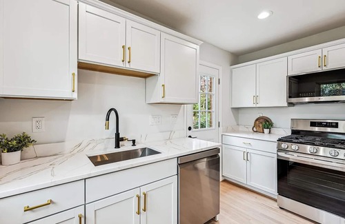 Silver Spring House | Oak House: Newly Remodeled Luxury Home Close to DC