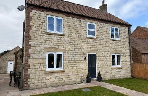 Reighton House | Oak House - sleeps 10 with Bar & Games room