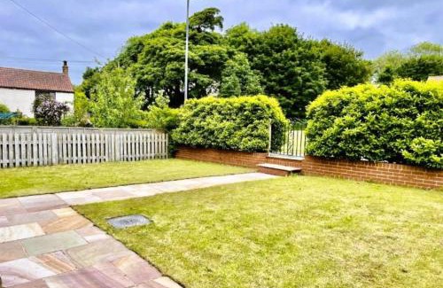 Reighton House | Oak House - sleeps 10 with Bar & Games room
