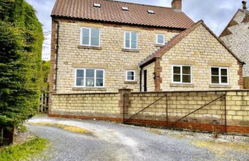Reighton House | Oak House - sleeps 10 with Bar & Games room