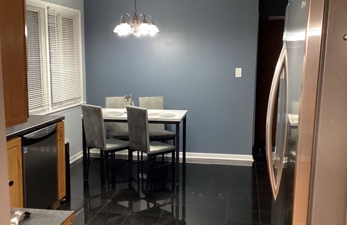 Oak Lawn Condo | Oak Lawn big 2nd floor Condo for 8 ppl 3 bedroom 2 bath Sofa bed Garage Parking.