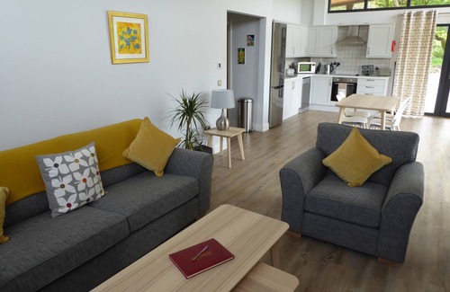 Arden House | Oak Lodge (Auchendennan) - sleeps 4 guests in 2 bedrooms