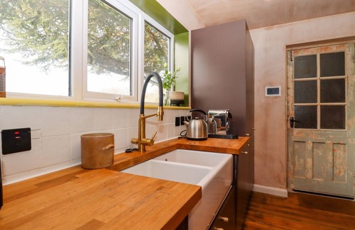 Hastings Cottage | OAK MEADOW, pet friendly, character holiday cottage in Westfield