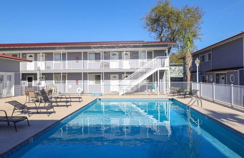 Biloxi Condo | Oak Shores Getaway in Biloxi