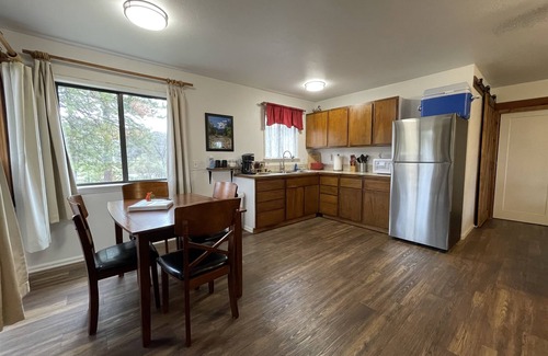 Ahwahnee Cabin | Oak Suite - Sierra Mountain Lodge