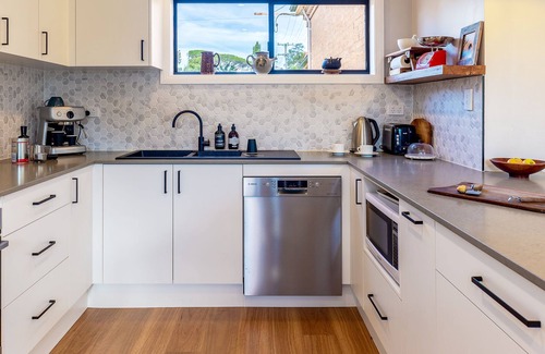 Orange House | Oaken House Home away from home, pet friendlynDiscounted Weekly & Monthly Stayz