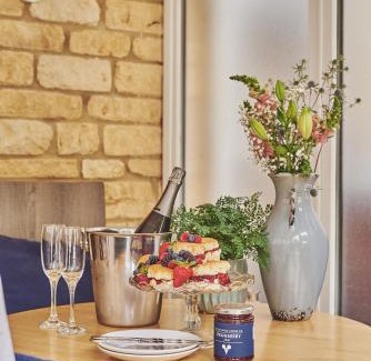 Bourton House | Oakey Cottage - Complimentary Breakfast