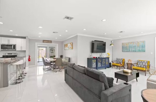Coral Heights House | Oakland By The Sea 3BD/pool/BBQ/10 min to beach.