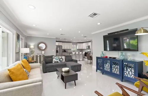 Coral Heights House | Oakland By The Sea 3BD/pool/BBQ/10 min to beach.