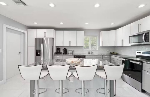 Coral Heights House | Oakland By The Sea 3BD/pool/BBQ/10 min to beach.