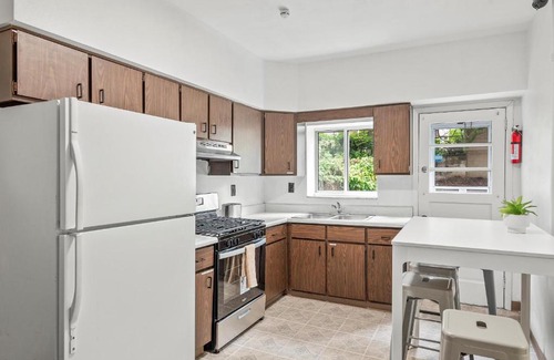 Pittsburgh House | Oakland/University @D Modern and Spacious Private Bedroom with Shared