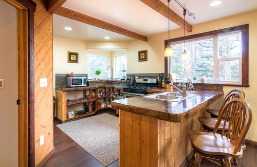 Talkeetna House | Oakley Inn, 3 bedroom 2 bath, sleeps 8