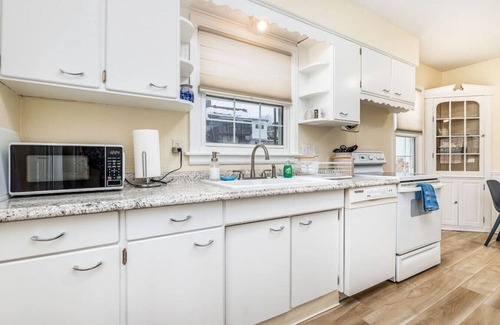 Dubuque House | Oaklie's Bungalow - Charming Home in Dubuque