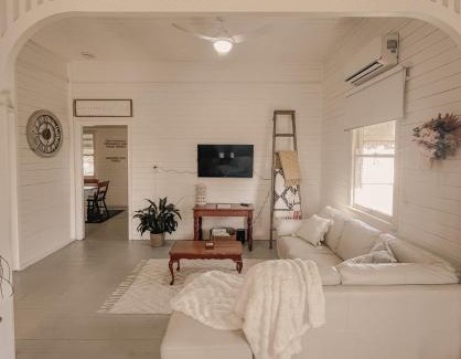 Bundaberg West House | Oakmore Cottage Charming Queenslander - Central location