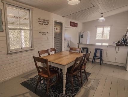 Bundaberg West House | Oakmore Cottage Charming Queenslander - Central location
