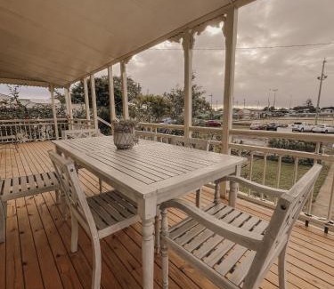 Bundaberg West House | Oakmore Cottage Charming Queenslander - Central location