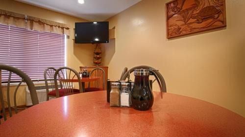 Oakridge Hotel | Oakridge Inn & Suites