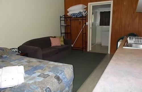 Oakey Hotel | Oakridge Motel Tourist Park