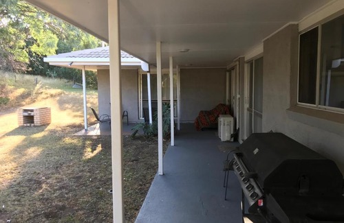 Oakey Hotel | Oakridge Motel Tourist Park